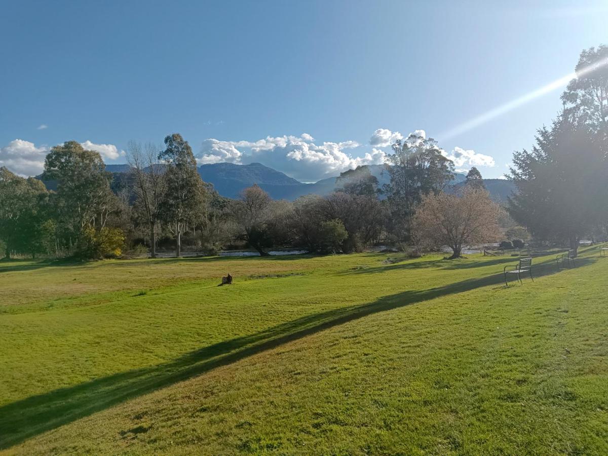 Buffalo Motel And Country Retreat Porepunkah Bagian luar foto