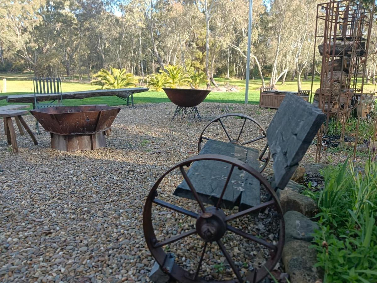 Buffalo Motel And Country Retreat Porepunkah Bagian luar foto