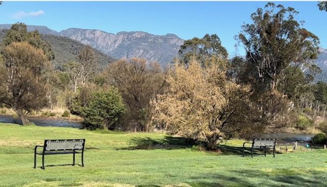 Buffalo Motel And Country Retreat Porepunkah Bagian luar foto