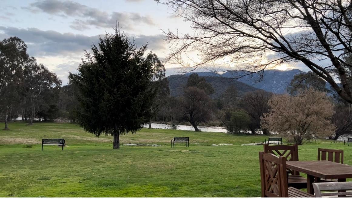 Buffalo Motel And Country Retreat Porepunkah Bagian luar foto