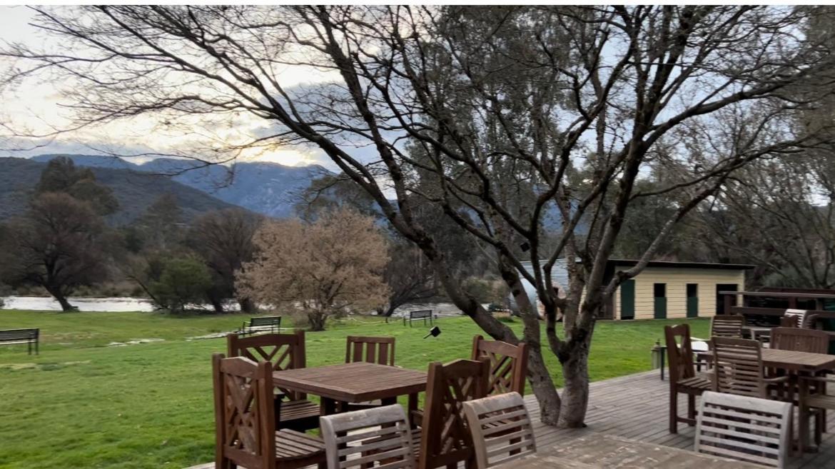 Buffalo Motel And Country Retreat Porepunkah Bagian luar foto
