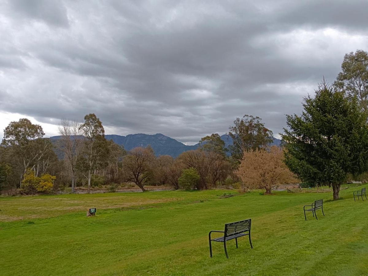 Buffalo Motel And Country Retreat Porepunkah Bagian luar foto