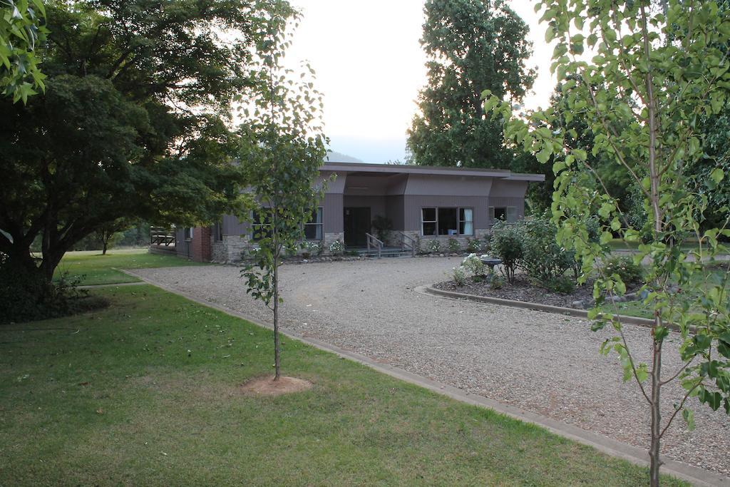 Buffalo Motel And Country Retreat Porepunkah Bagian luar foto